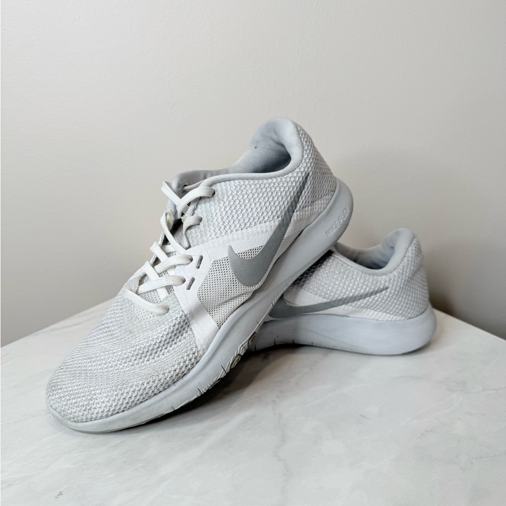 🔥Nike White and Gray Athletic Sneakers🔥